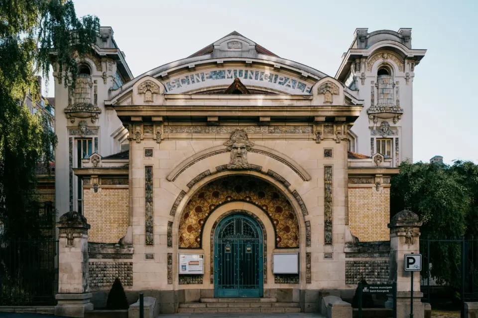 Façade de la piscine Saint-Georges, à Rennes